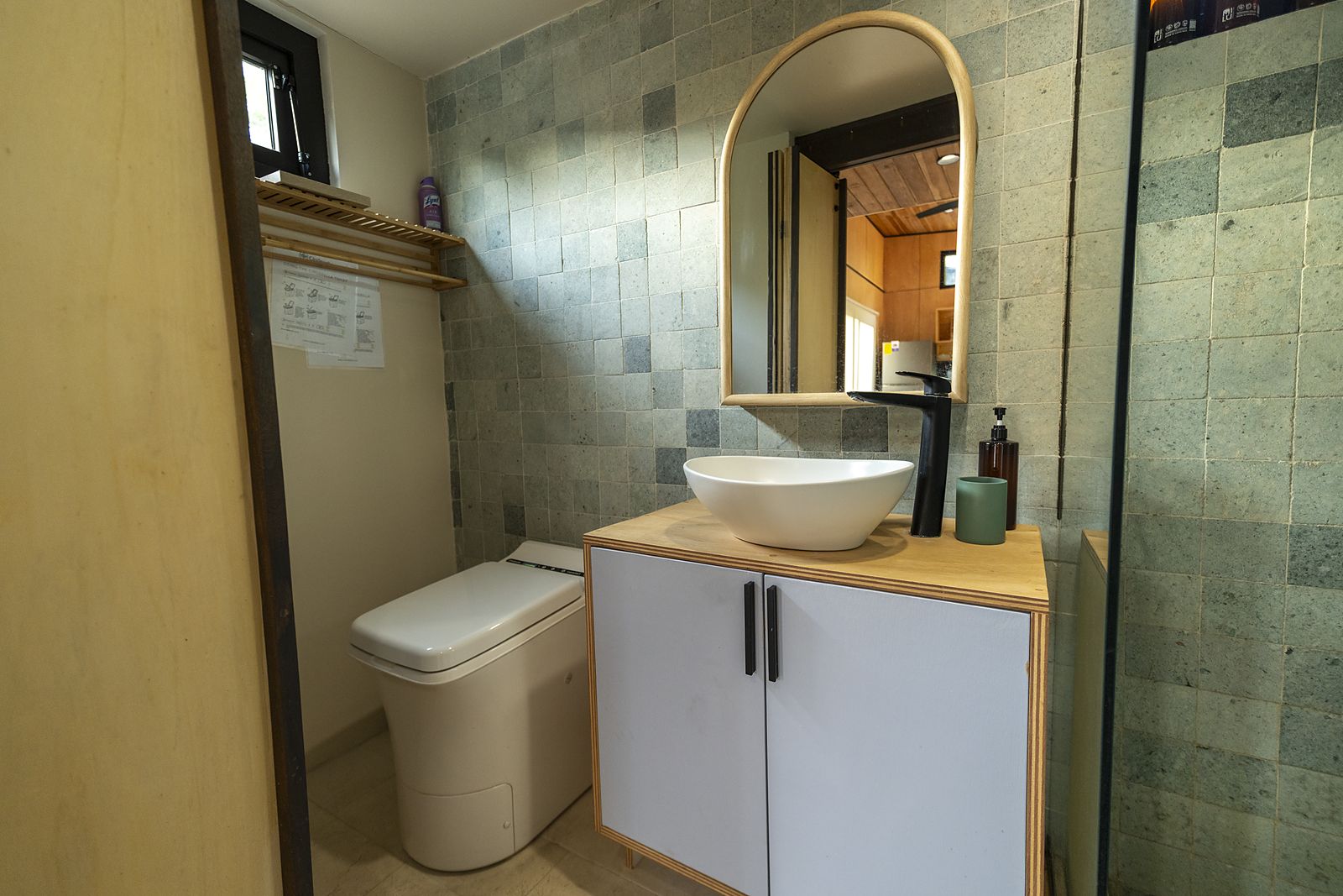 Atenea bathroom with stone tiles